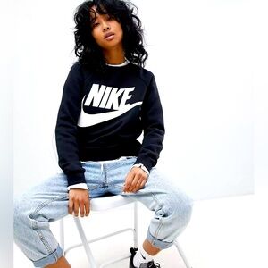 Nike Rally crewneck sweatshirt. Womens Medium. Great condition, no tags. ✨🖤✨